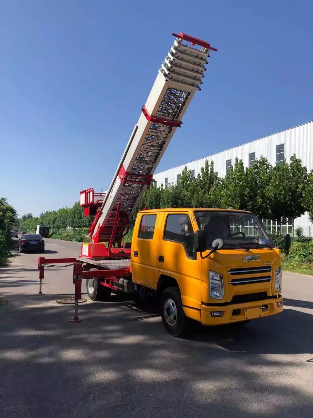 铜鼓县附近的云梯车出租服务：轻松解决高空作业需求