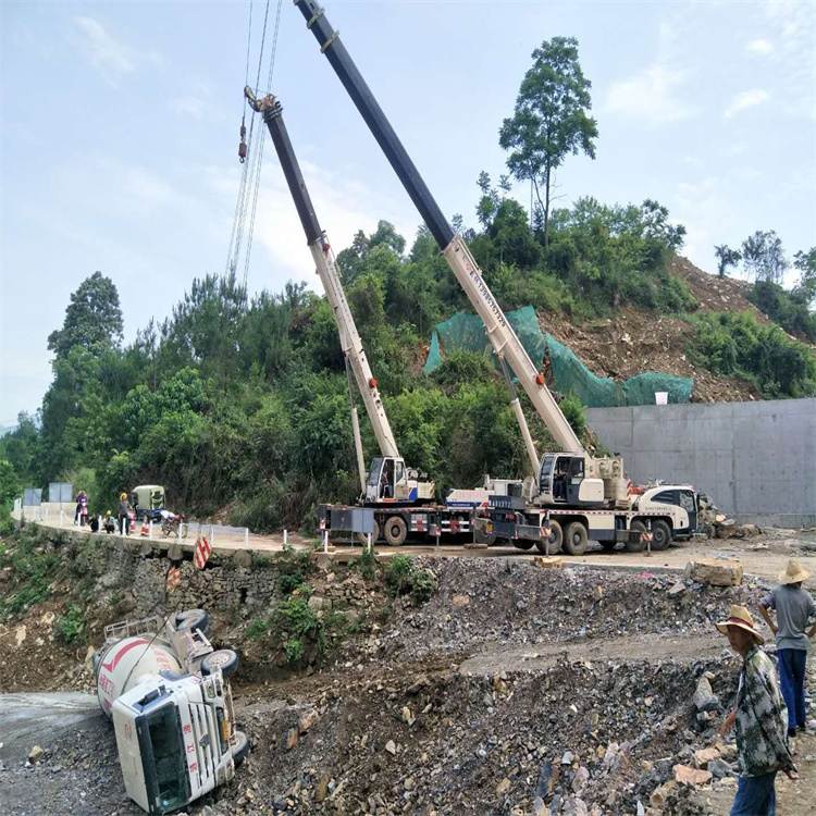 铜鼓县汽车掉沟里叫吊车救援要多少钱